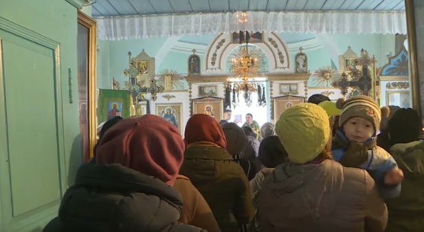 Священник из Резинского района тренирует женскую футбольную команду.