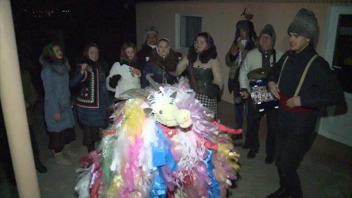 Dănceni: Cete de urători au jucat capra și au urat de bine gospodarii