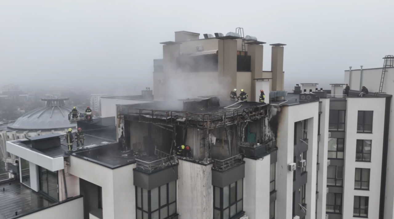 Pompierii au lichidat incendiul izbucnit într-un bloc de locuințe din Chișinău.