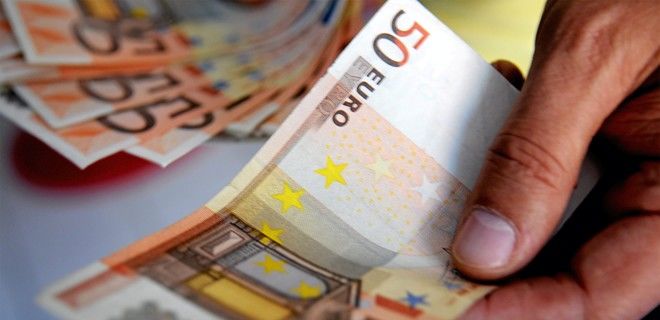 Aprecierea cu 8,5% a dolarului în prezent față de luna decembrie a anului 2016 are de suferit atât bugetul de stat cât și exportatorii și cetățenii obișnuiți.