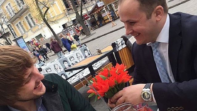Valerian Mînzat a postat o fotografie în care apare lângă un tânăr pe nume Sergiu, ținând un buchet de flori în mână. Foto: facebook.com
