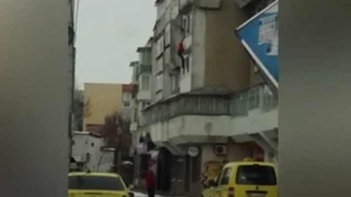 Un bărbat, împins de la balcon, chiar de fiul său