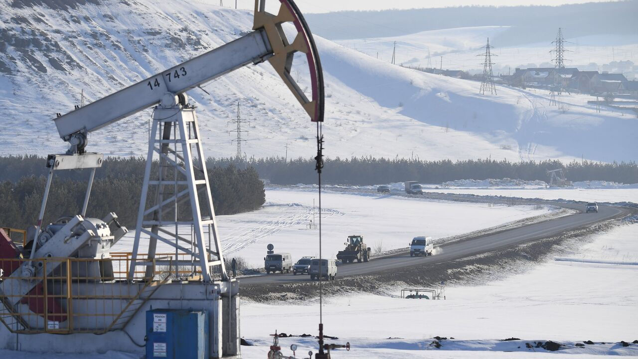 Rusia reduce forajele petroliere din cauza scăderii veniturilor.