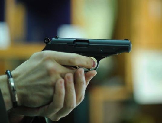 Un bărbat, căutat de poliţie după ce a împuşcat un agent economic.