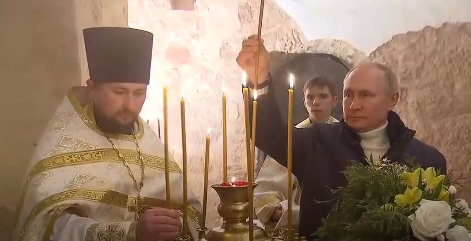 Путин отмечал Рождество, никак не защищаясь от коронавируса.