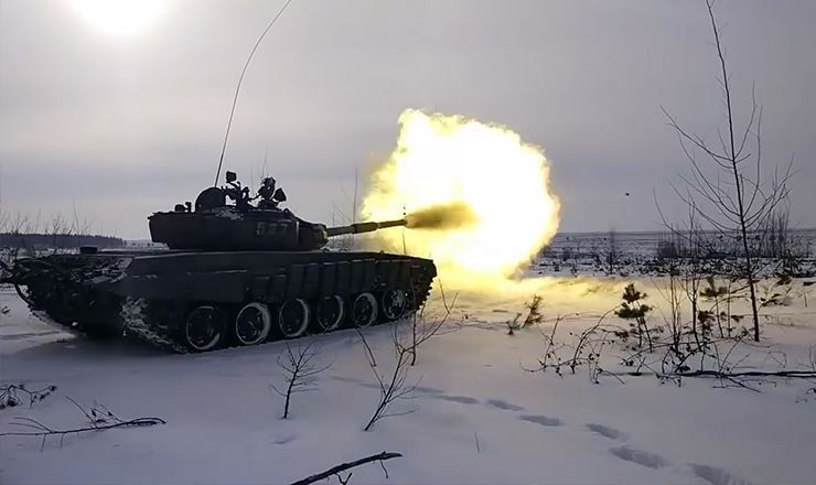 Во время учений танки открыли огонь из закрытых позиций, а затем двинулись вперед.