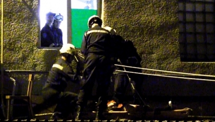 La un pas de tragedie. O adolescentă de 14 ani a căzut de la etajul trei al unui bloc locativ, pe acoperișul anexei de la etajul unu.