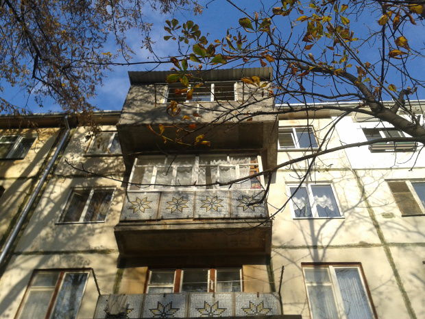 Precizăm că, în anul 2002, a fost adoptată o dispoziție prin care este permisă construcția balcoanelor doar la etajul unu al fiecărei clădiri.