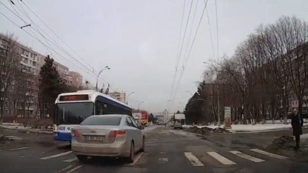 Столичный автолюбитель совершил опасный маневр, едва не врезавшись в троллейбус.