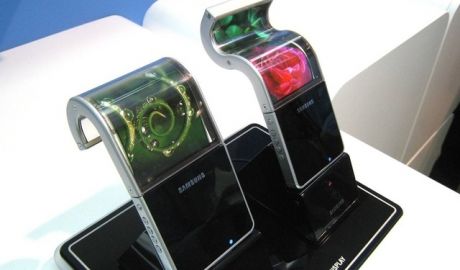 Telefonul Samsung cu display flexibil va mai întârzia câţiva ani. Foto: theverge.com