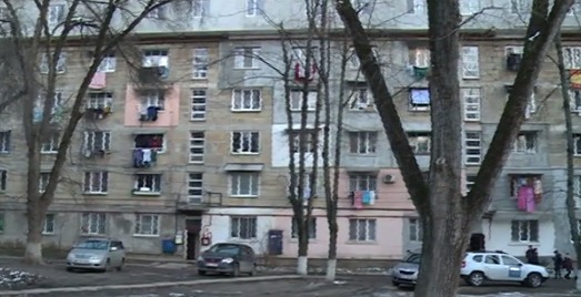 Жильцы жилого дома по улице Николая Димо жалуются, что замерзают в квартирах,  хотя жилой блок подключен к отоплению. 