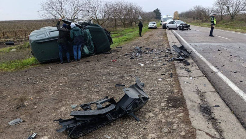 Accident grav la Budești: Două persoane au fost rănite.