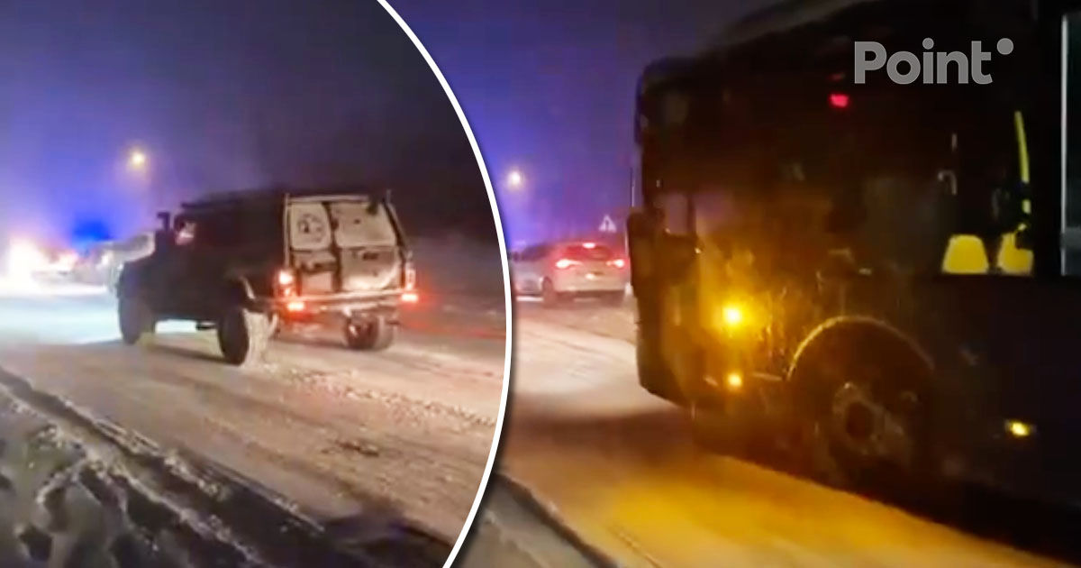 Poliția și voluntarii au ajutat la tractarea unui autobuz de rută blocat la Budești.