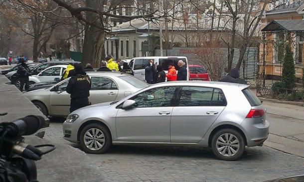 Angajaţii Inspectoratului Naţional Investigaţii au efectuat descinderi în două automobile din centrul Chişinăului.  Foto: deschide.md