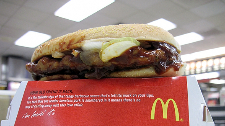 O imagine postată pe internet în care pot fi văzute mai multe felii înghețate de carne McRib a stârnit controverse pe internet.