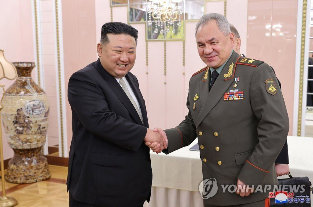 Шойгу и Ким Чен Ын посетили выставку оружия и концерт.