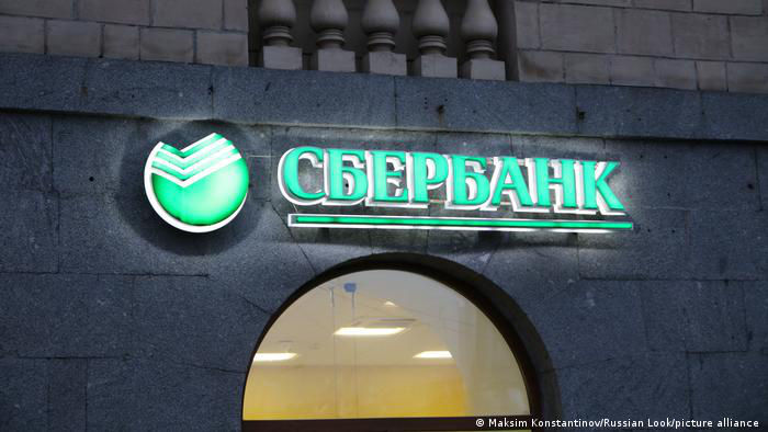 Сбербанк прекратил проводить внешнеторговые платежи в юанях.