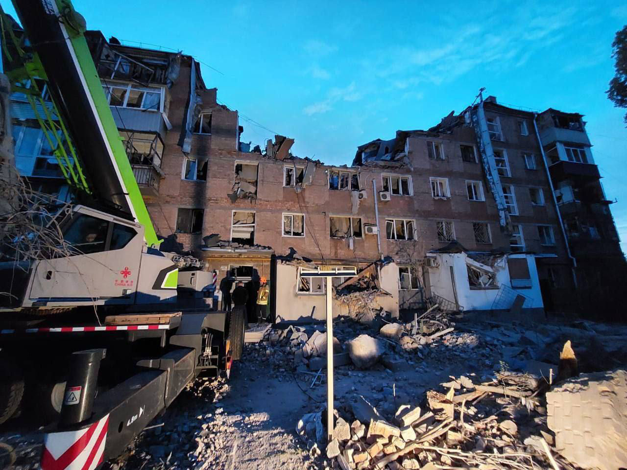 Обстрелы в Николаеве, из-под завалов многоэтажки спасли мальчика.