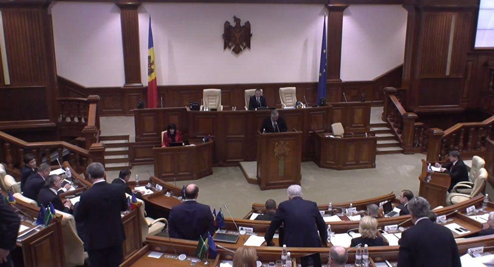 Правительственного представителя назначает министр юстиции на неопределенный срок.