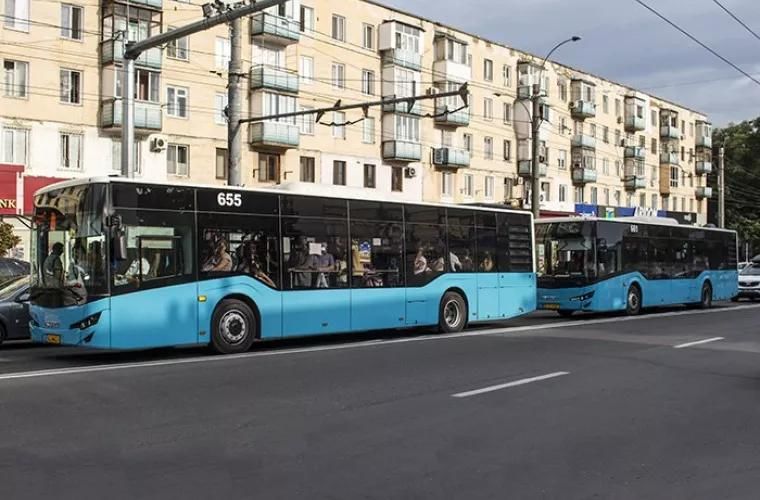 Число пассажиров в общественном транcпорте упало вдвое.