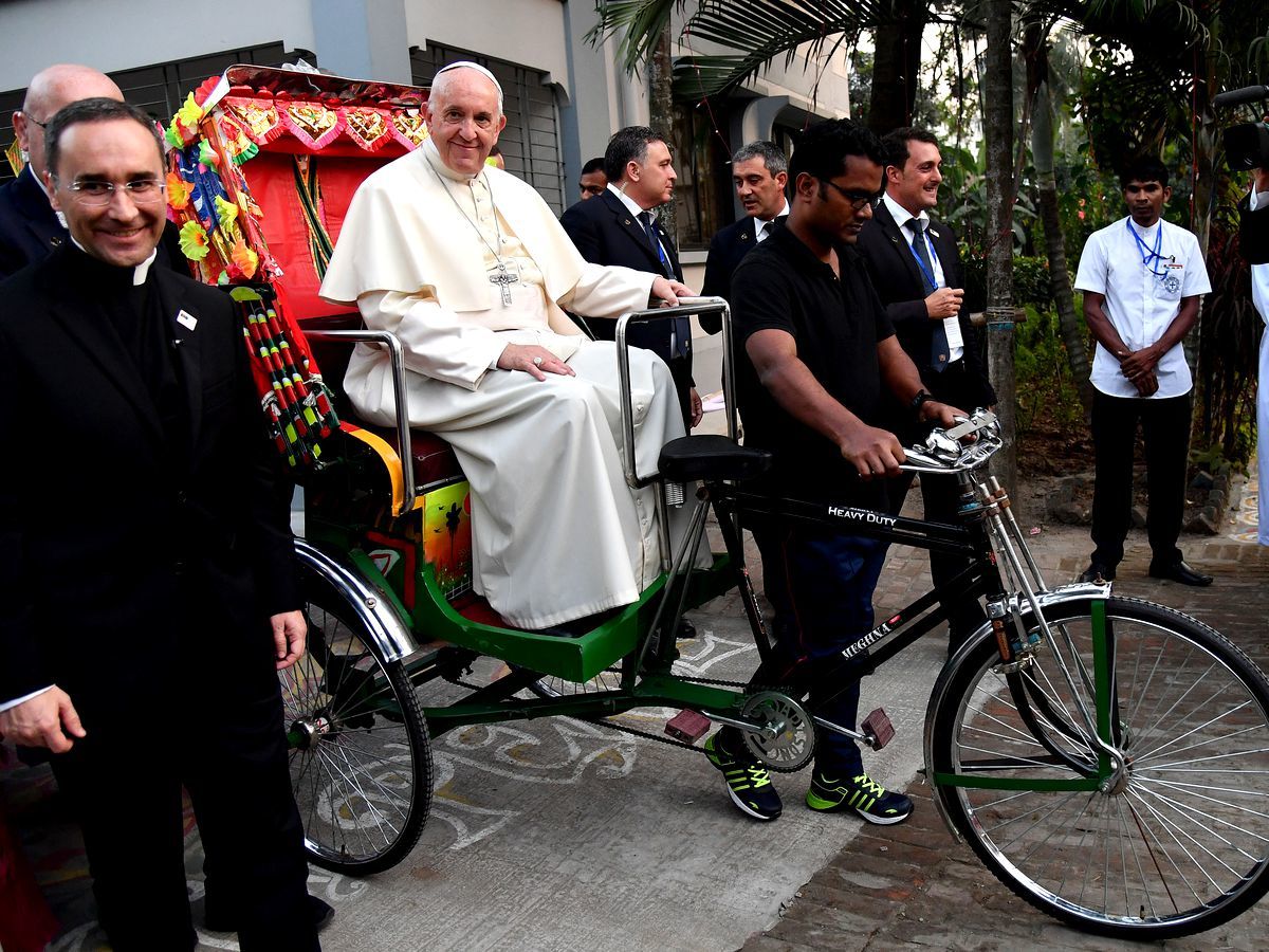 Papa Francisc s-a plimbat cu rișca în Bangladesh