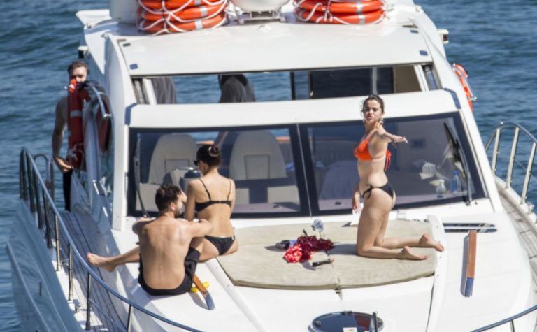 Selena Gomez pierde din nou lupta cu kg. Foto: okmagazine.ro
