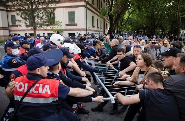 Жену президента Албании задержали на акции против сноса театра.