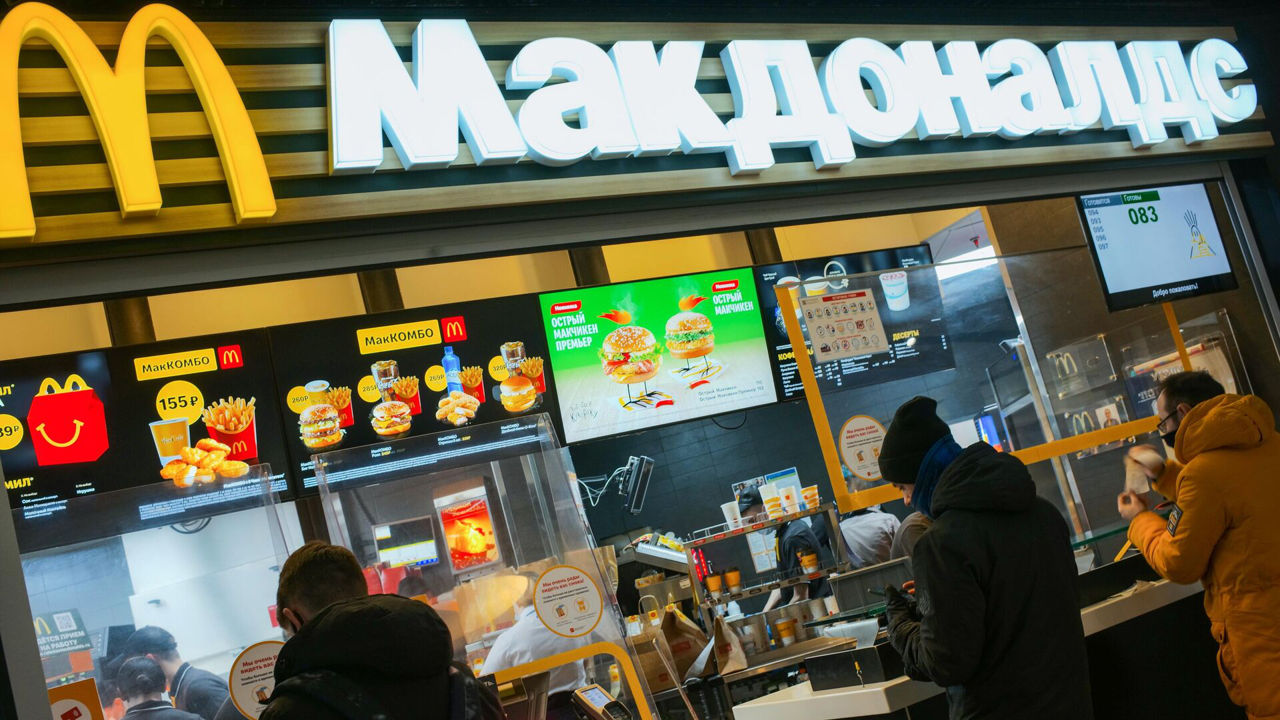 Франчайзи McDonald's в России предложат работать под новым брендом.