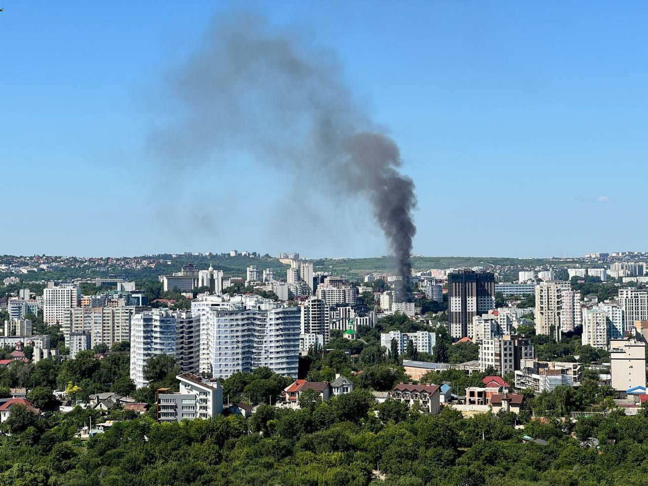 В центре Кишинева загорелся частный дом: пожар тушат 5 бригад