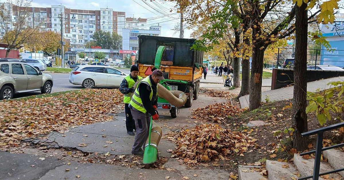 Curățenia generală de toamnă continuă în Capitală.