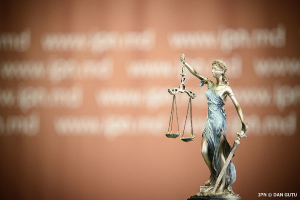 Судья рассмотрел дело в отсутствие потерпевших и не потребовал взыскания с подсудимых ущерба.