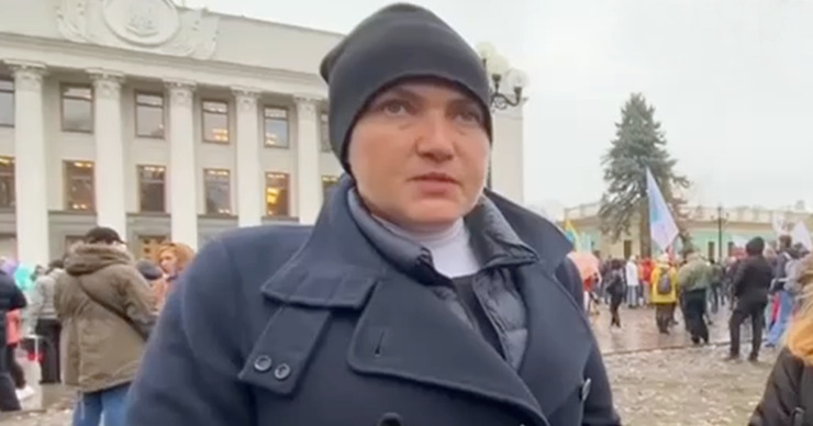 На митинг антивакцинаторов к Раде пришла экс-нардеп Надежда Савченко. 