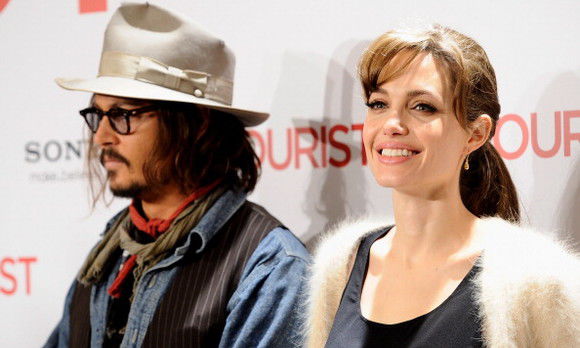 Angelina Jolie, „consolată” de Johnny Depp după divorț. Foto: Carlos Alvarez
