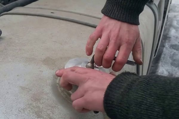 Задержали мужчину, слившего 200 литров топлива из грузовика.