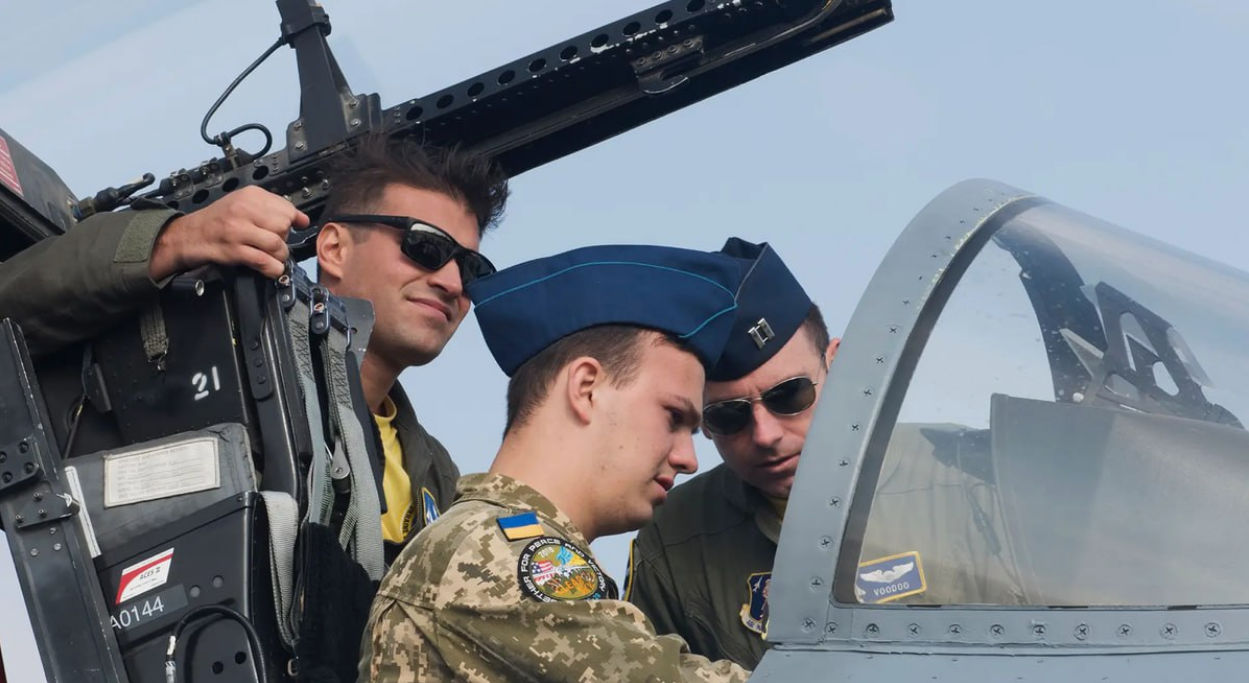 Piloții ucraineni au început antrenamentele pe F-16 în România.