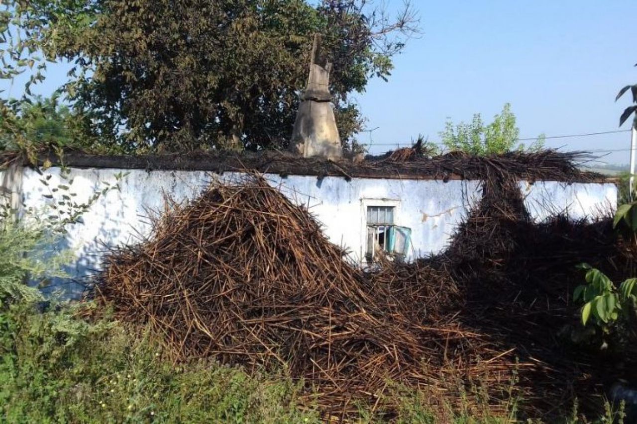 Женщина с двумя детьми осталась без крыши над головой из-за пожара.