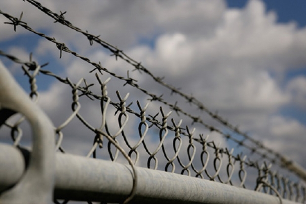 În același timp, experții au spus că pușcăriașii de acolo trebuie să fie transferați într-o închisoare în care să fie respectate condițiile de detenție și drepturile omului.