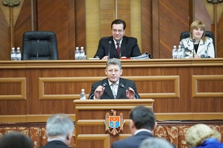 Согласно проекту, помимо запрета на мегафоны, депутатам отказано в праве блокировать центральную трибуну и доступ к микрофонам.