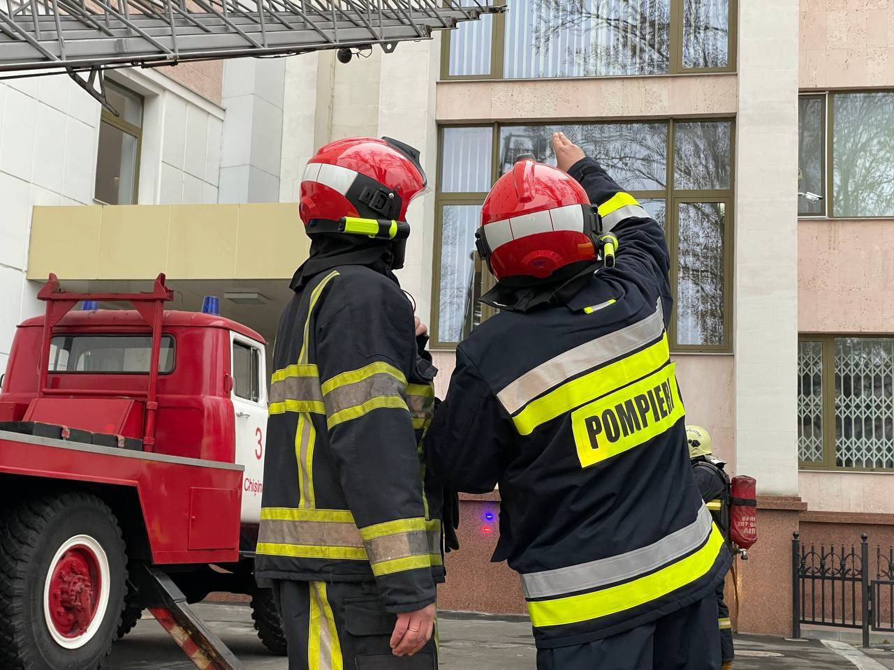 ГИЧС и Служба госохраны провели учения в здании парламента.
