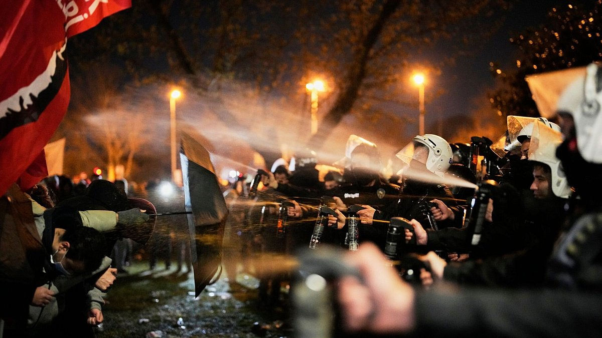 В Турции на протестах задержали более 1100 человек, в том числе 10 журналистов.