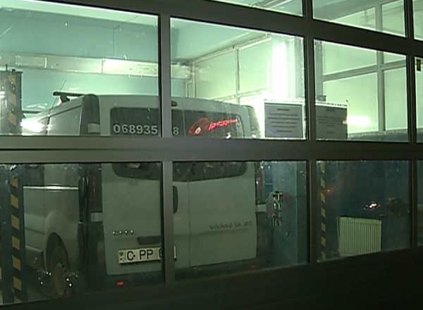 Asta i s-a intamplat si unei familii din capitala care povesteste ca ieri si-a dus microbuzul de marca Opel la un autoservice pentru un reglaj de unghiuri.