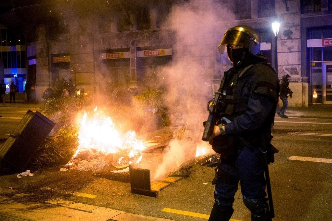 В Барселоне произошли столкновения с полицией на акции против карантина.