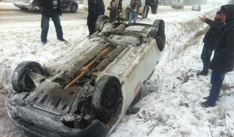 Trafic infernal pe drumurile din ţară. Mai mulţi şoferi au ajuns cu maşinile în şant, iar alţii au avut nevoie de ajutorul salvatorilor pentru a ieşi din troiene.