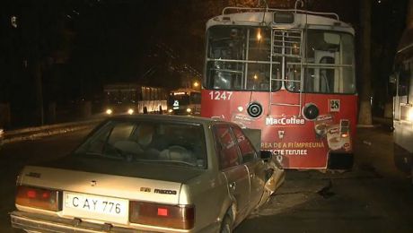 A intrat cu maşina într-un troleibuz plin cu oameni şi numai el a ajuns la spital. Foto: publika.md