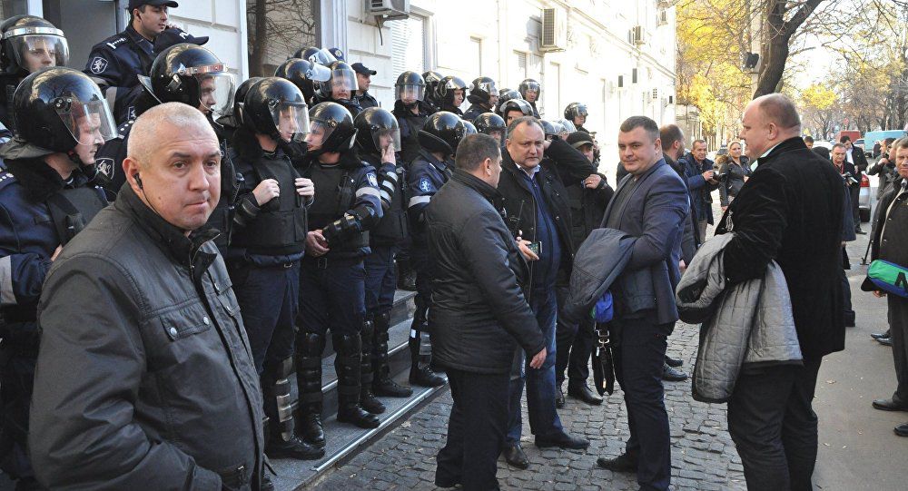 Deputaţii din fracţiunea parlamentară de opoziţie a socialiştilor consideră că între salariul mediu al conducerii ANRE, care depăşeşte 50 de mii de lei, şi cel al cetăţenilor de rând există o prăpastie de nedepăşit.