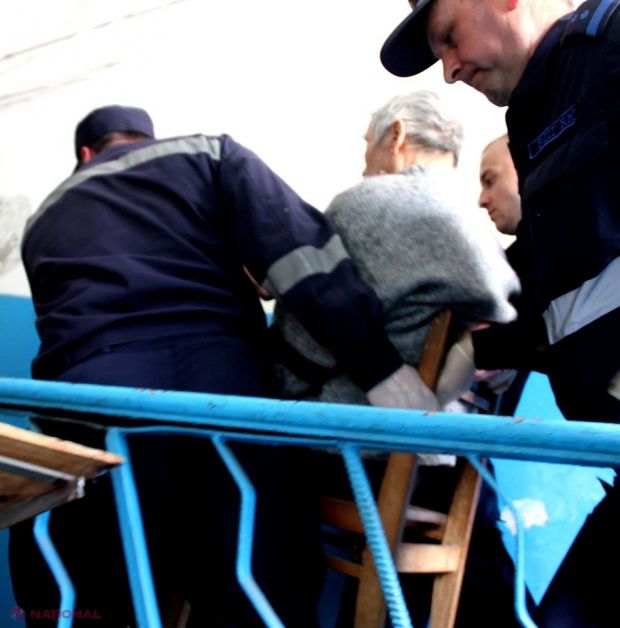 Paramedicii au verificat tensiunea arterială a bărbatului, după care l-au ajutat să se urce la etajul patru. Foto: ziarulnational.md