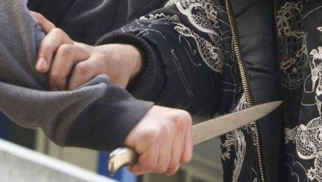 Doi bărbaţi au fost înjunghiați de vecinul lor. Foto: viata-libera.ro