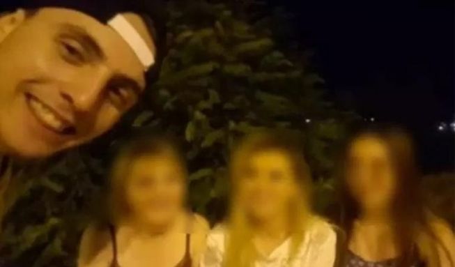 Бразильского болельщика уволили с работы из-за видео с россиянками.