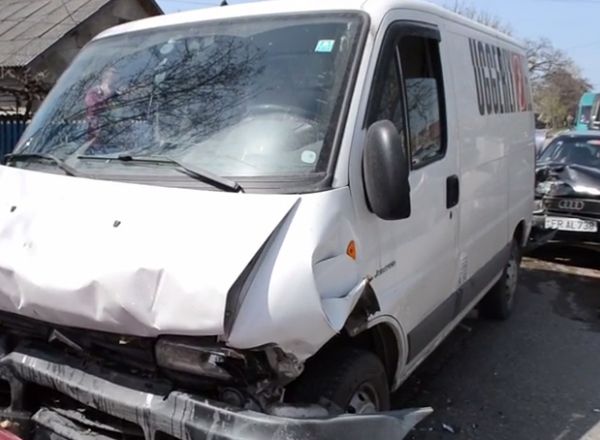 In doua vehicule se aflau doar soferii, insa in cea de-a treia masina erau patru persoane. Foto: protv.md