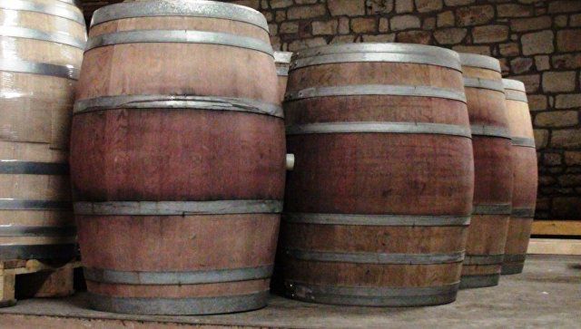 На юге Франции неизвестные вылили 200 тыс. литров вина из бочек на винохранилище.